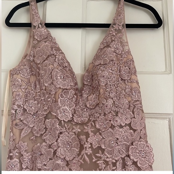 Stunning floral evening gown by Basix Black Label in size 4. Fits beautifully. - Picture 5 of 5